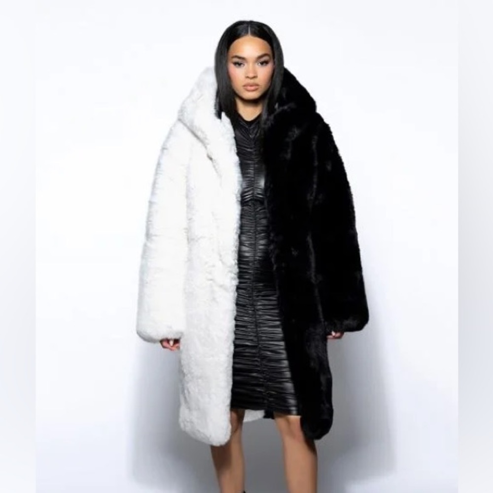 Akira BLACK WHITE split faux fur coat S Small
